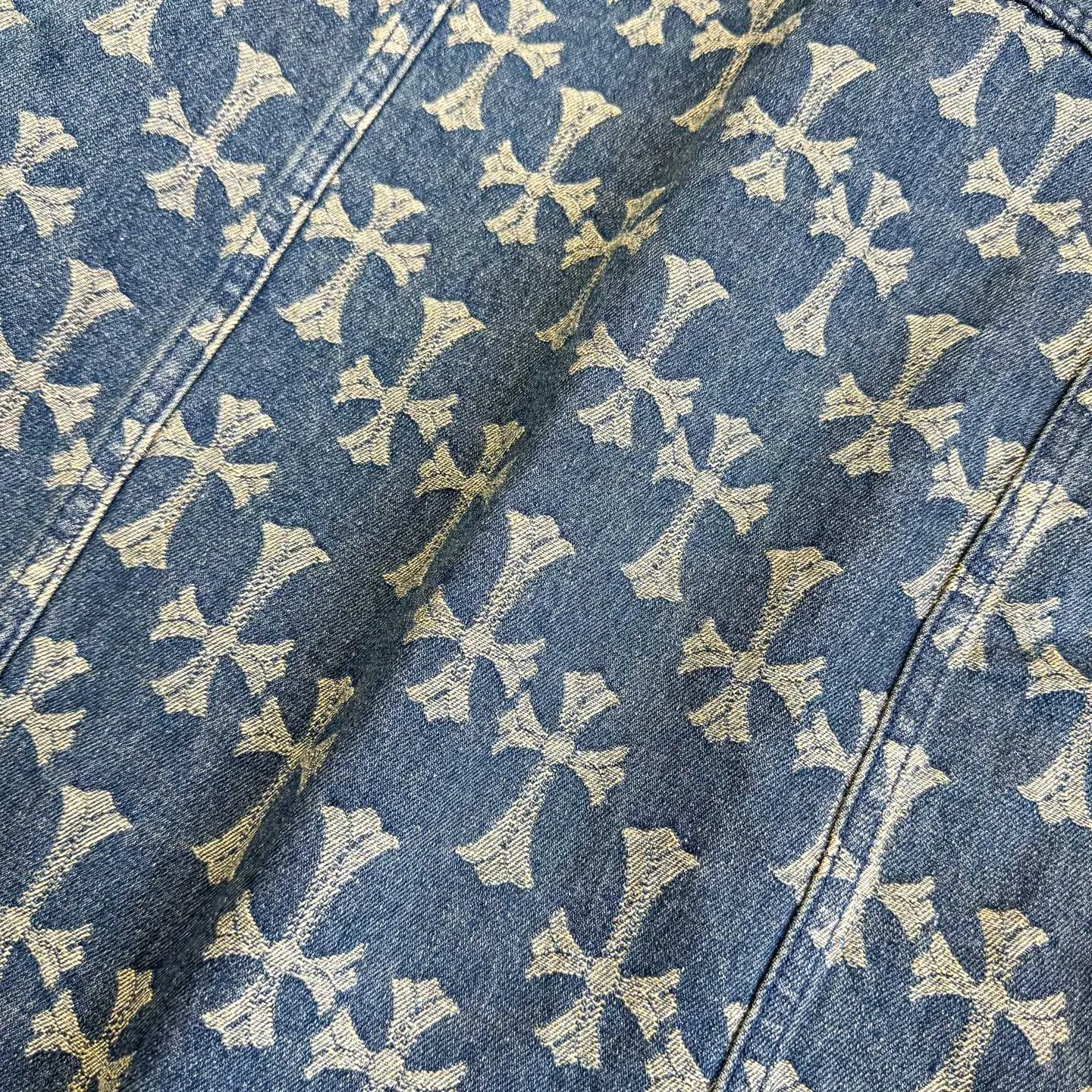 P260 Chrome Hearts heavy denim jacket with double-sided LOGO jacquard concealed print, the same model as the Internet celebrity star. The cross-printed denim jacket has a unique cross design element and full printing, which is full of design. It is made of 100% denim cotton fabric with heavy coarse yarn count, which ensures a stiff and tough silhouette while being soft, comfortable and breathable. The lapel is designed with silver buttons and is full of texture. The classic white cross logo is all over the dress, making it a perfect versatile style for spring and summer! Customized jacquard fabric, you can wear it in various styles. This gender-neutral shirt is a must-have for nightclubs. It can be worn as a jacket for both men and women. It can be easily worn by both men and women! The original loose version is made of high-quality pure cotton fabrics. The fabric pattern is high-definition and delicate without burrs. It is comfortable and breathable to wear. All the buttons are molded and customized. It is casual and fashionable and can be matched with any bottoms. It can be windproof and sunproof in spring and summer. It can be worn outside in autumn and winter! Easily concave shape makes you look slimmer and taller, perfect for both men and women!  Size: S–XL Color: blue